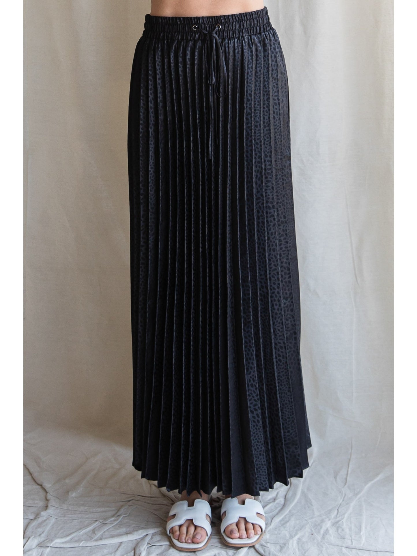 Solid Pleated Maxi Skirt - BLACK